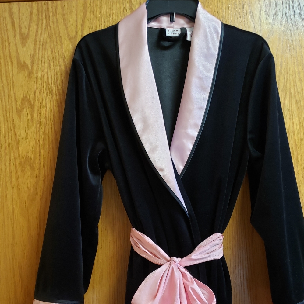 Robe Black Velvet with Pink trim. Small/Medium